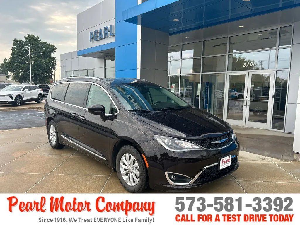 2018 Chrysler Pacifica Touring L for sale at Pearl Motor, Mexico MO
